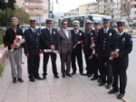 SELAHATTIN KARA - Gaziantep’te Görme Engeliler Trafik Polislerine Karanfil Dağıttı