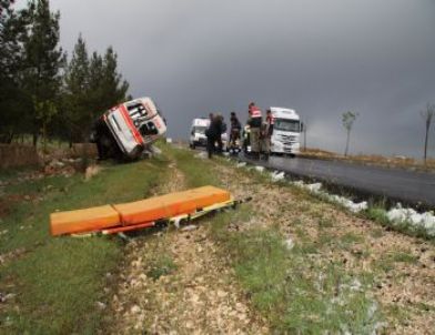 Hasta Taşıyan Ambulans Takla Attı: 5 Yaralı