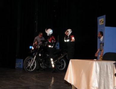 Polisler, ‘asayiş Bizim İşimiz’ Tiyatro Oyunuyla Sahne Aldı
