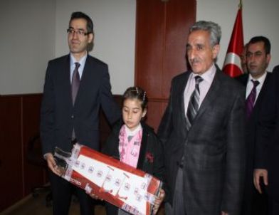 “ Annemin De İşi Olsun” Resim Yarışması 1. ve 2.’sine Vali Yardımcısı Hediyeler Verdi