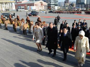 Başbakan Erdoğan, Moğolistan'da resmi törenle karşılandı