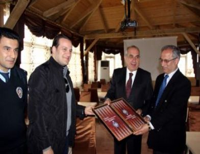 Suşehri Belediye Başkanı Sel’e, Emniyet Müdürlüğü Tarafından Tavla Hediye Edildi