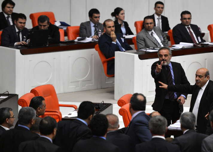 MHP ve BDP'li vekiller birbirlerinin üzerine yürüdü