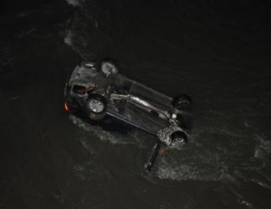 Amasya’da Otomobil Irmağa Uçtu: 2 Yaralı