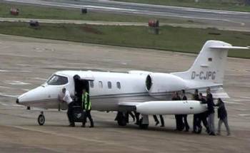 Arızalı Uçağı İterek Hangara Götürdüler