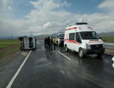 Minibüs Takla Attı: 5 Yaralı