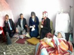 YAŞLI ÇİFT - Erciş’te Gönül Elçileri Yaşlı Çifte Gönüllerini Açtılar