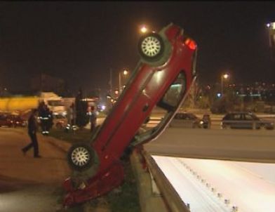 Köprülü Kavşakta Asılı Kalan Otomobilden Son Anda Çıktılar