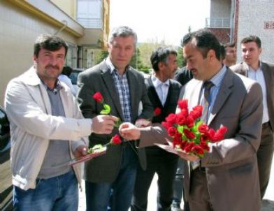 Kutlu Doğum Haftası Nedeniyle Sorgun’da 5 Bin Karanfil Dağıtıldı