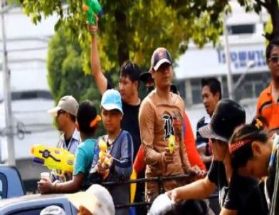 Tayland'da Songkran Festivali İle Sokaklarda Su Savaşları Başladı‏