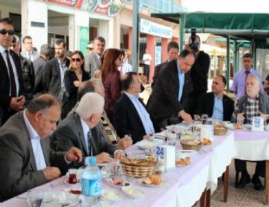 Akil Adamlar İzmir'i Dolaşmaya Devam Ediyor