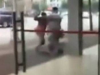 Alışveriş yapmak isteyen karısını sokak ortasında dövdü