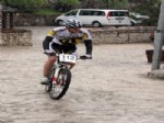 ARNAVUT - Yağmur Altında Bisiklet Yarışı