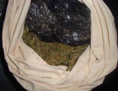 Cezaevi Gardiyanı Esrarla Yakalandı