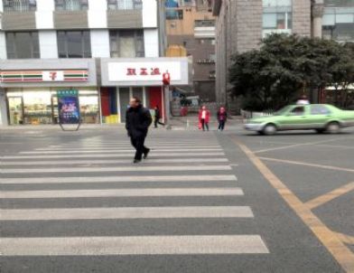 Çin’de İlginç Yaya Geçidi Uygulaması: Kırmızı İp