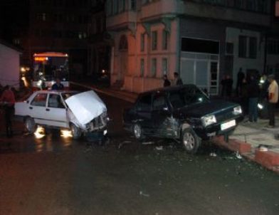 Kütahya'da Trafik Kazası: 3 Yaralı