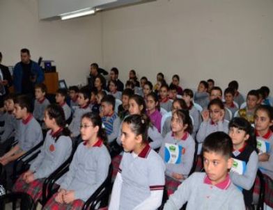 Manisa'da Öğrencilere Kur'an-ı Kerim Dağıtıldı