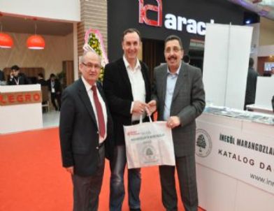 İnegöl Mobilyacılar Odası Modef'te Binlerce Katalog Dağıttı
