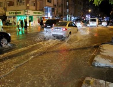 İskenderun'da Su Borusu Patladı, Caddeler Su Altında Kaldı