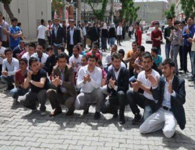 Silopi’de Kaçak Cep Telefonu Satıcıları Eylem Yaptı