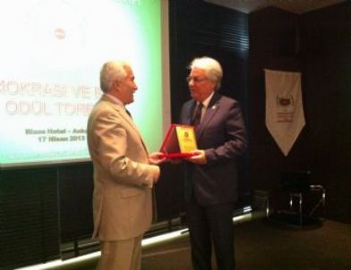 Toptaş’a Demokrasi Ödülü