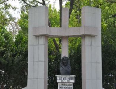 Zübeyde Hanım Heykelindeanıtında Haç İşareti İddiası