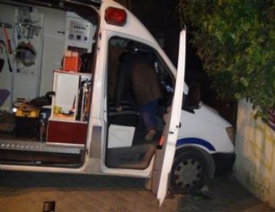 Ambulans Yolu Kapatınca Vatandaşlar 'İçinden' Geçti