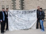 BAŞPıNAR - Evlenmek İsteyen Genç Pankart Açarak Gül'den Yardım İstedi