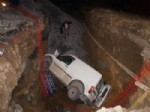 KANALİZASYON ÇALIŞMASI - Kamyonet Kanalizasyon Çukuruna Uçtu: 2 Yaralı