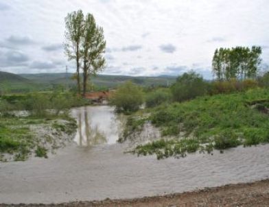 Tersakan’daki Taşkın Arazileri Etkiledi