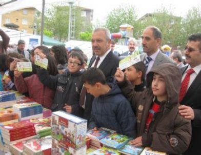 Turhal Belediye Başkan Gözen: Yabancılar Kırmızı Işıkta Bile Kitap Okuyor