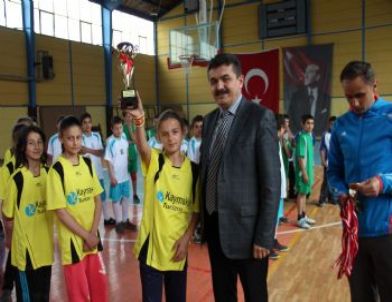 Voleybol Turnuvasında Kupalar Sahiplerine Verildi