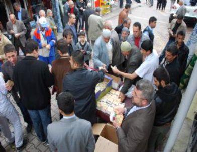 Cuma Namazı Sonrası Vatandaşa Helva ve Kitap Dağıltıldı