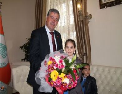 Öğrencilerden Belediyeye 23 Nisan Ziyareti