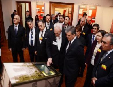 Cumhurbaşkanı Abdullah Gül, Letonya İşgal Müzesi’ni Gezdi