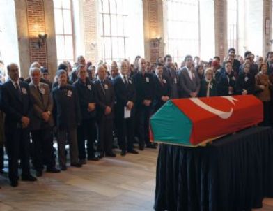 Sanat Tarihçisi Prof. Aslanapa Son Yolculuğuna Uğurlandı.