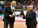 AKIF ÜSTÜNDAĞ - Türkiye Voleybol Federasyonu'ndan Başkan Tahmazoğlu’na Teşekkür Plaketi