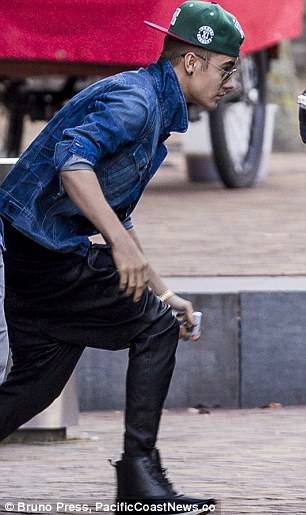 Bieber Elinde Selena İle Yakalandı!