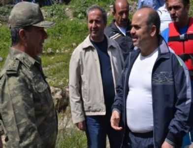 Vali İle Milletvekili Botan’da Kürek Çekti