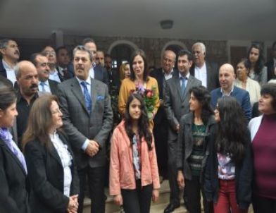 Akil İnsanlar Barış Dileyerek Mum Yaktı