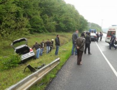 Cenazeye Giderken Yoldan Çıkan Otomobil Kaza Yaptı