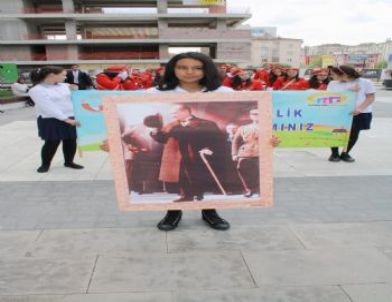 23 Nisanı Bando Yürüyüşüyle Kutladılar