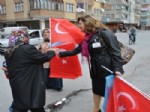 KÜÇÜK MUSTAFA MAHALLESİ - Ak Parti Teşkilatı Türk Bayrağı Dağıttı