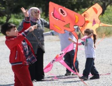 Dev Öğrenciler, Uçurtma Şenliğinde Buluştu