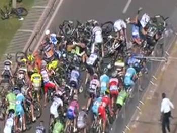 Onlarca bisiklet birbirine girdi