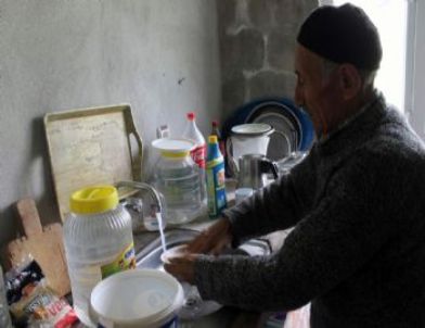 (özel Haber) Terk Edilen Köyde 21 Yıldır Tek Başına Yaşıyor