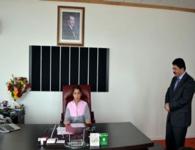 Rektörlük Makamını Yurdagül Çalapverdi Devraldı