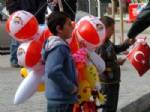 İBRAHIM ÖZÇIMEN - Yaşıtları eğlendi Yunus ve Hakan balon sattı