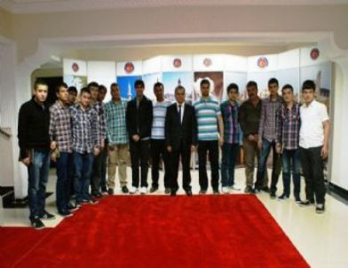 Burdur’dan Gelen Öğrenciler, Kilis Valisi Tapsız’a Ziyarette Bulundu