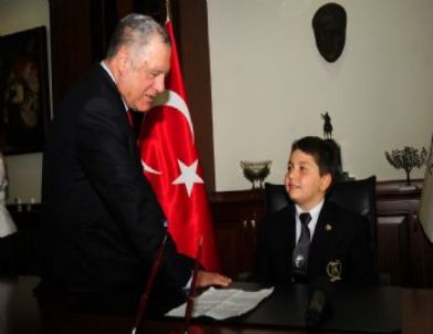 İzmir Büyükşehir'de Koltuğa Temsili Olarak Başar Himmetoğlu Oturdu